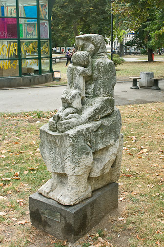 Статуя из дерева