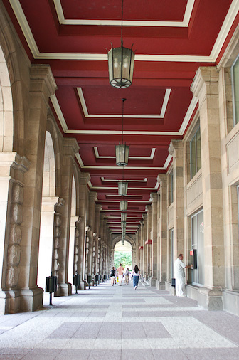 Проход перед ЦУМ-ом