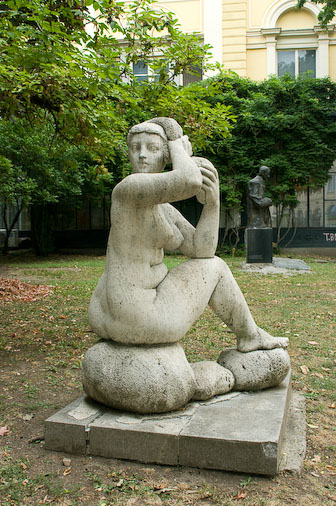 Статуя женщины