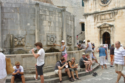 Anofrio fontanı və kilsə